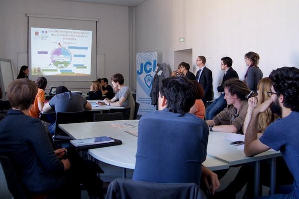 jcemacon's tweet photo. La JCEMVS promeut l’économie circulaire auprès des étudiants de l’ENSAM.  #ensam http://t.co/5Q4urVXtXP