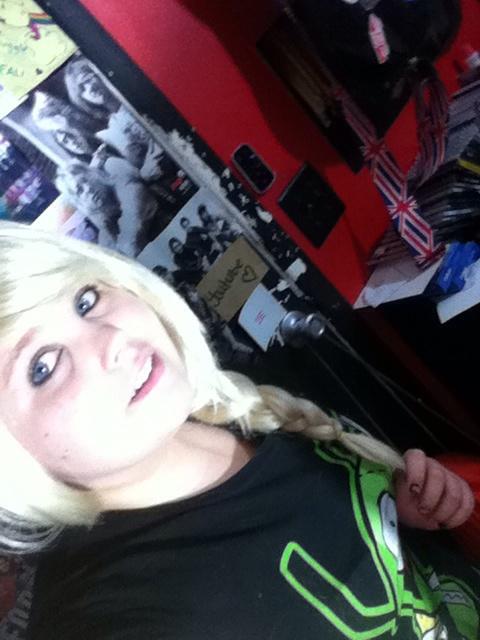 MadnessMckenzie's tweet photo. I'm so white :/ I need a tan #pale #blonde #newhair #blueeyes http://t.co/Sy0zeUwo9b