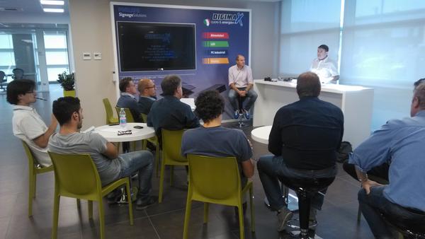digimaxsrl's tweet photo. Oggi approfondiamo il funzionamento del nuovo dimmer LED RGB di @dalcnet a 4 canali, in tensione o corrente costante. http://t.co/dY5Yu9uQMg
