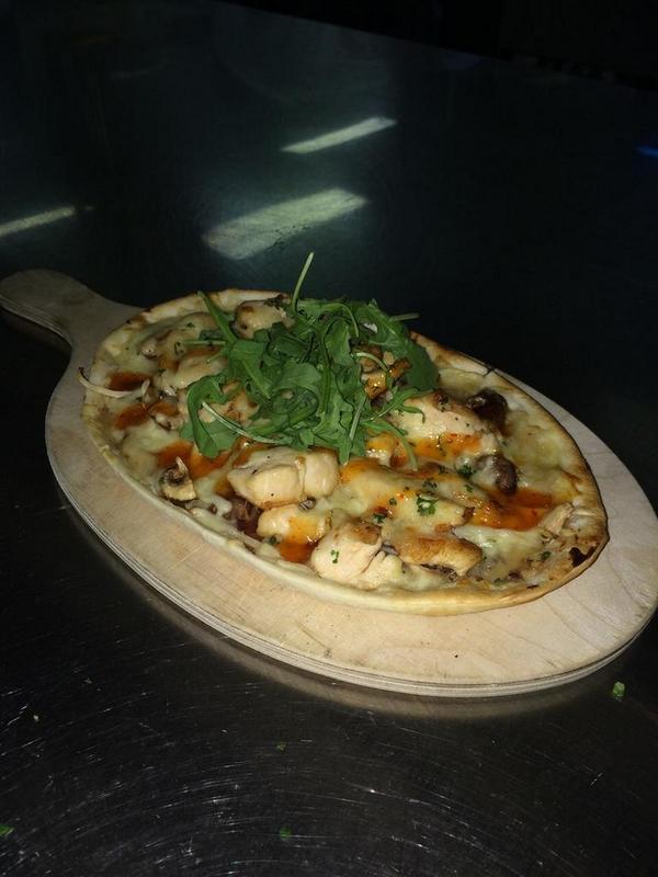 Ons 'broodje' van komende week; flammkuchen met kip, champignons, kaas en rucola