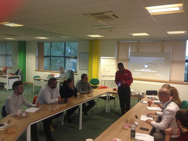 GuruCat1's tweet photo. @MIDCommsO2 @AnilkaraLG @LGUK... Monday morning training session on the brilliant LG G3 and LG G3s http://t.co/xcZBzAv9GR