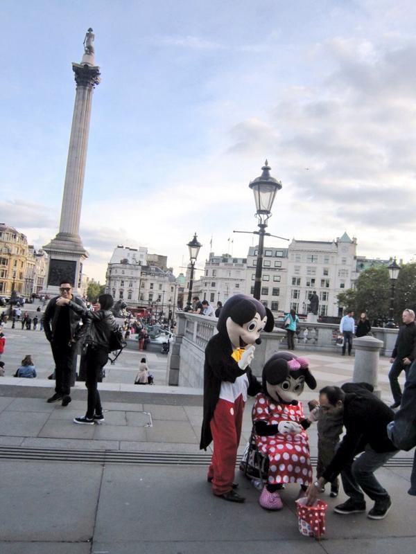 𝖸𝗈 𝖮𝗄𝖺𝖽𝖺 𝖧𝗈𝗐𝖾𝗅𝗅𝗌 Pa Twitter ロンドン トラファルガー広場で偽ミッキーマウスと偽ミニーマウス発見 中の人は高齢なのか身体弱いのか 交代で椅子に座っていて仲睦まじかった Http T Co 9ehmxrrsdu