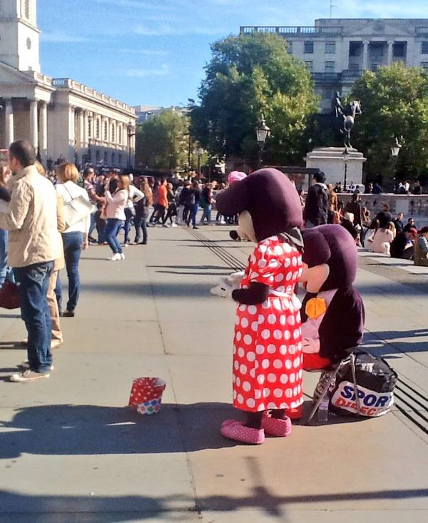 𝖸𝗈 𝖮𝗄𝖺𝖽𝖺 𝖧𝗈𝗐𝖾𝗅𝗅𝗌 Pa Twitter ロンドン トラファルガー広場で偽ミッキーマウスと偽ミニーマウス発見 中の人は高齢なのか身体弱いのか 交代で椅子に座っていて仲睦まじかった Http T Co 9ehmxrrsdu