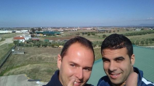 isra2t's tweet photo. Trabajando en las alturas (18 metros) con @IsaacMR10 http://t.co/WrvKuRD9z0
