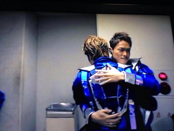 3_JSB_loves's tweet photo. 【絆】

LIVE直前に亡くなった
岩ちゃんの祖母。

そんな岩ちゃんを
励ましてるメンバーの
優しさを見てまた感動！

EXILEの魂を受け継いだ男達✨

【三代目 J Soul Brothers】 http://t.co/9dRRi3skvU