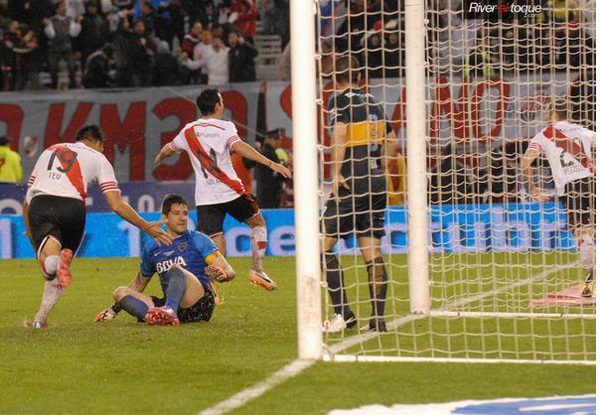 soy_de_CARP's tweet photo. La foto de Teo gritandole a Orión en el gol de Pezzella. #River http://t.co/z3oekFNSME