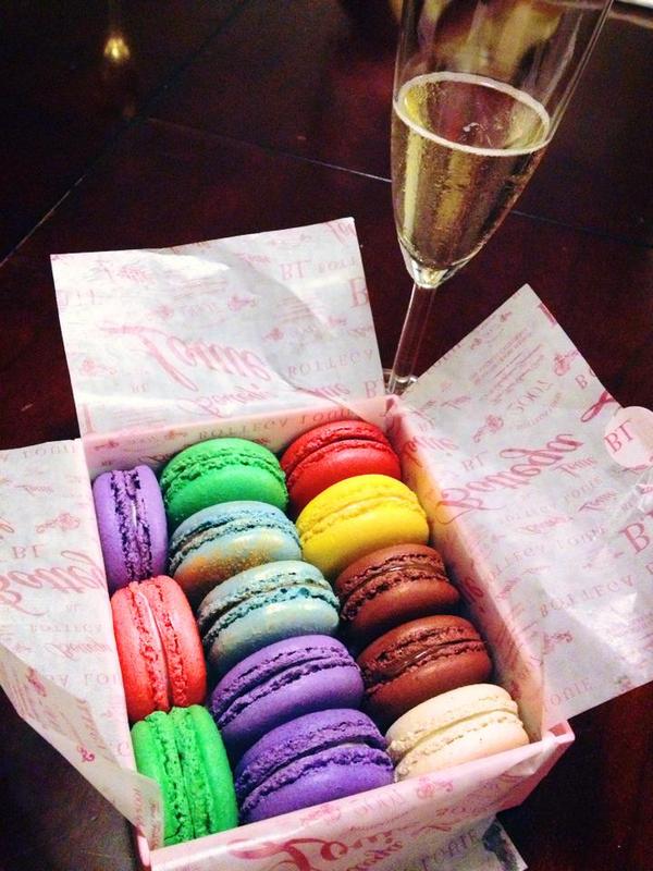 AlisiaGomez's tweet image. Mon.Day means champagne + macarons :)) #DeliciousLife #wearethepeople