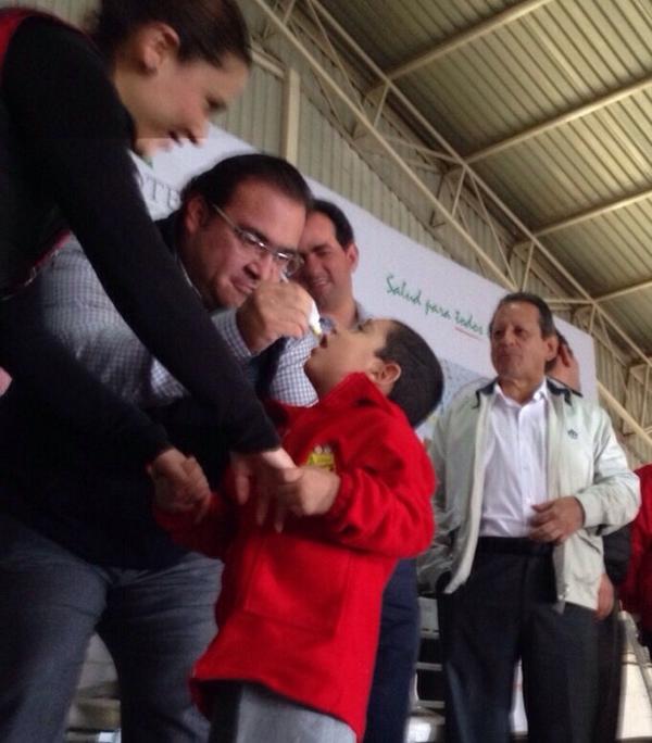SSALUDVeracruz's tweet image. El gobernador @Javier_Duarte y el Srio #FernandoBenítez pusieron en marcha 3a Semana Nacional de salud en @AytoPerote