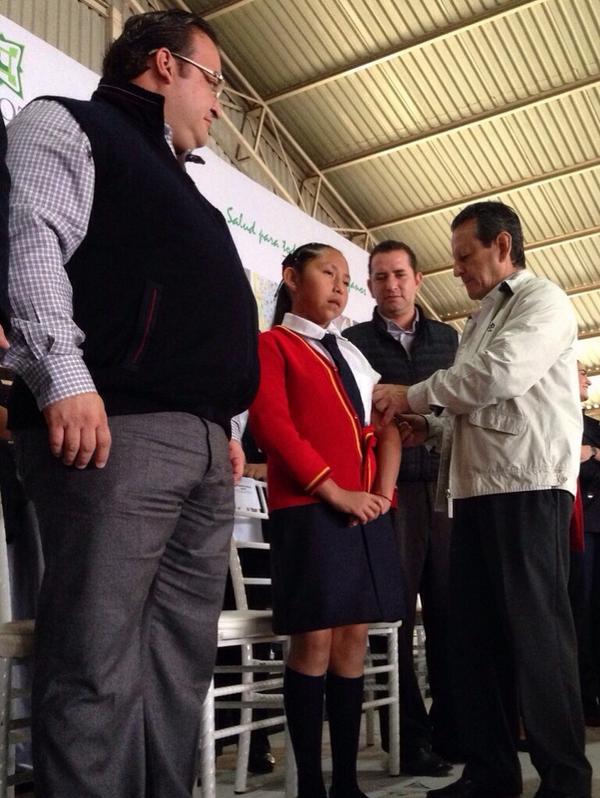 SSALUDVeracruz's tweet image. El gobernador @Javier_Duarte y el Srio #FernandoBenítez pusieron en marcha 3a Semana Nacional de salud en @AytoPerote