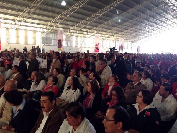 SSALUDVeracruz's tweet image. El gobernador @Javier_Duarte y el Srio #FernandoBenítez pusieron en marcha 3a Semana Nacional de salud en @AytoPerote