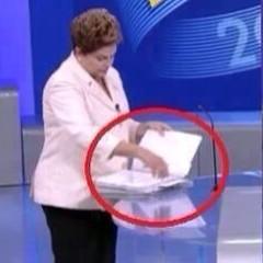 joao_historia's tweet photo. Dilma levou minha lista de reprovados de 2014 para o debate. #MeDevolve http://t.co/u5AMNSxr3E