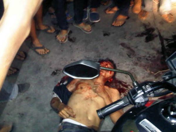 Malinggg bersenjata api tewas di hajar masa !!!