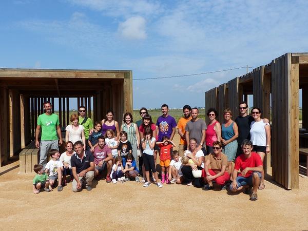 SusannaIzq's tweet photo. Voluntaris grans i petits netejant aiguamolls dissabte a #MonNaturaDelta @catfundacio #Landlifeweek #voluntariosFB http://t.co/KRN9LXr2Hs