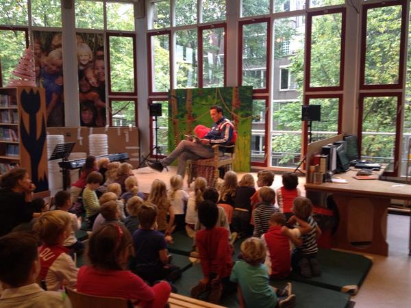 AjaxFoundation's tweet photo. Diederik Boer leest voor op de St Antoniusschool in de Nieuwmarktbuurt. http://t.co/JFhoMuWcgx