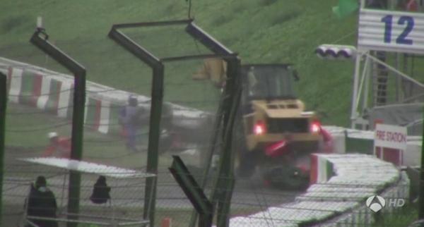 a3formula1's tweet photo. VÍDEO: Las durísimas imágenes del accidente de Jules Bianchi en el GP de Japón ▶ http://t.co/3NEoaxxIxf http://t.co/cRA7OV95nC