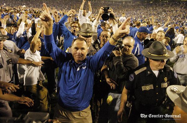 PatMcdonogh's tweet image. My 2007 photo of coach Brooks and fans storming the field after beating #1LSU. @wildcatnews #BBN @grizzlywj