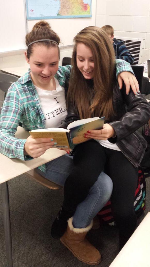 RadishAntelope's tweet image. Look at @Taylorr_Collier and I collaborating in finishing this book!!1! #cmwow36