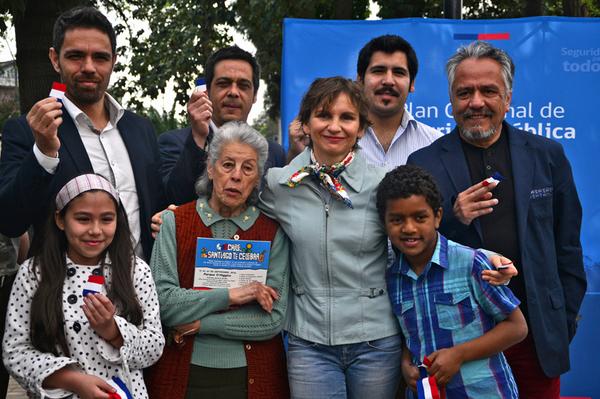 Muni_Stgo's tweet photo. [FOTOS] Inauguración Plaza Claudio Matte con @SubPrevDelito @carolina_toha @AntonioFREYV https://t.co/4IGcRtv6QU http://t.co/2VTeNwKGA5