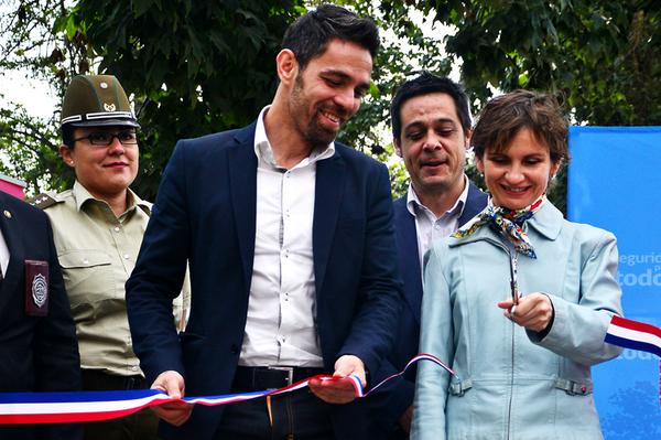 Muni_Stgo's tweet photo. [FOTOS] Inauguración Plaza Claudio Matte con @SubPrevDelito @carolina_toha @AntonioFREYV https://t.co/4IGcRtv6QU http://t.co/2VTeNwKGA5