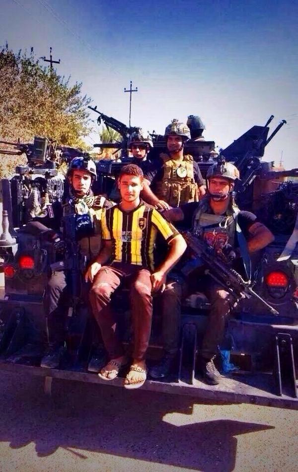 احد افراد الجيش العراقي يرتدي تيشيرت نادي الاتحاد 💛.