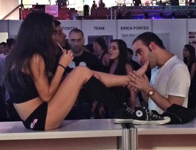 "Esto son fans y lo dem&aacute;s son tonter&iacute;as! Que a @Carolina_Abril_ le duelen los pies?pues lo que haga falta<a href="/tag/seb2014"class="tags"><span>#seb2014</span></a>