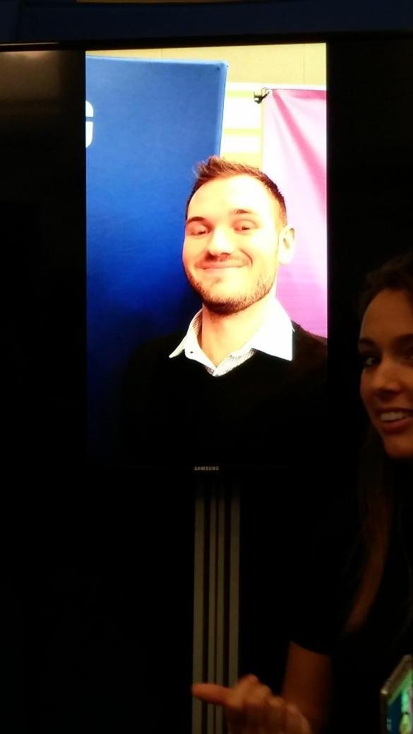 TrulyRawesome's tweet image. Rear-view selfie of Christophe #Note4HAL