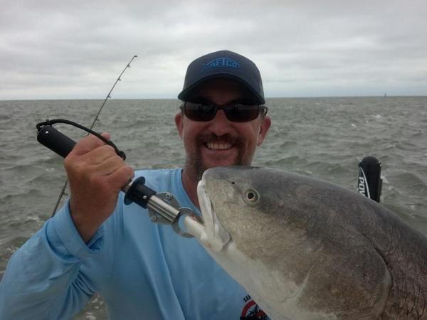 AftcoFishing's tweet photo. Fall #redfish bite has been great in #Charleston, SC. #AFTCO Pro J.R. Waits with a close up look. #fishing #fallreds http://t.co/opIsnRmofa