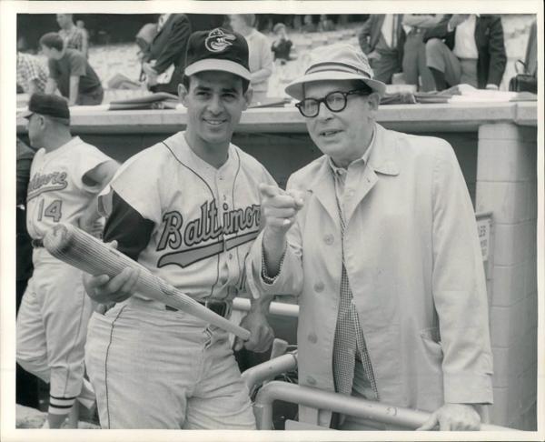 ElExtrabase's tweet photo. #FotodelDiaMMB @LAparicio11HOF junto al humorista y actor Milton Berle en Baltimore, 1966 http://t.co/YUrUuiHThP