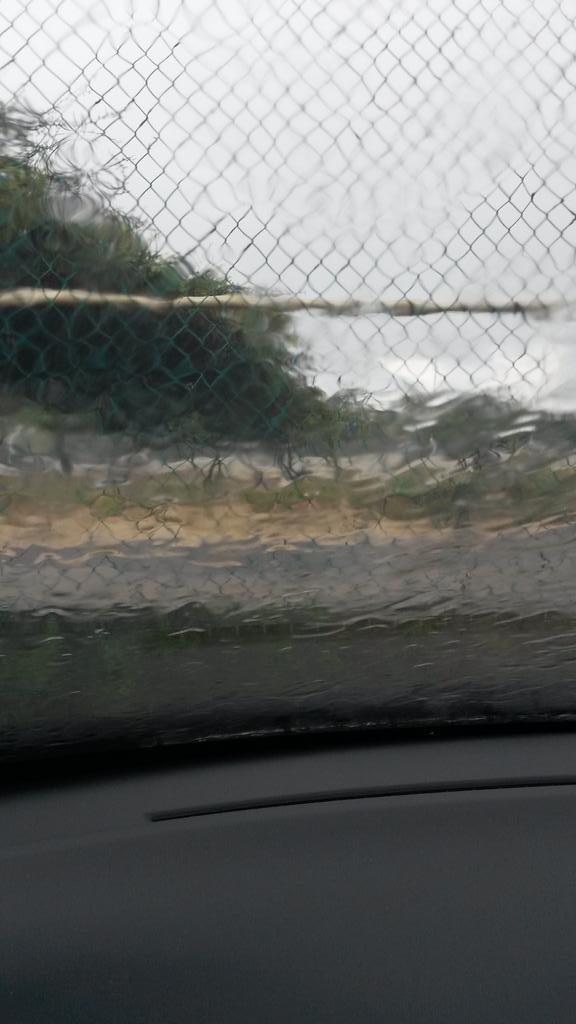 JerrickJoseph's tweet photo. Sinta 20min den auto ta warda awa stop di basha. No ta bay muha ni pa la reina awor aki http://t.co/Q1sHF8GlzB