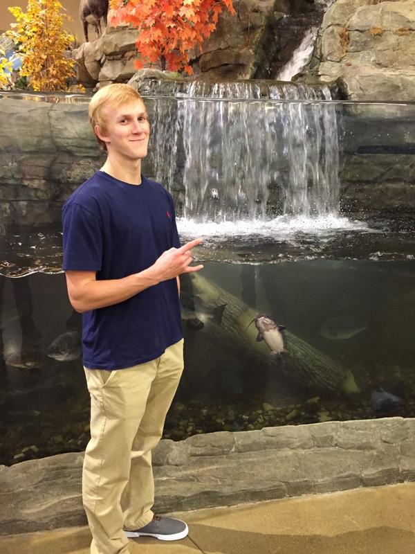 7Preston's tweet photo. 2,000 RT's and I'll jump in this fish tank at Cabela's http://t.co/4ZTwuNXoQV