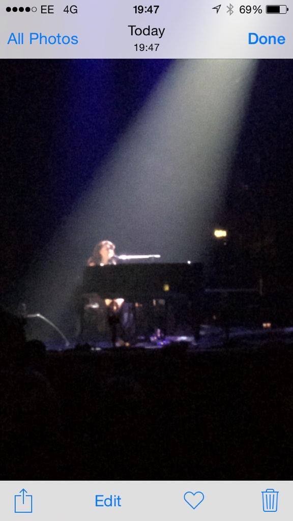 AlanAj1878's tweet photo. @Judith_Hill amazing start of the show @JOMOORE25 http://t.co/pjFbgst8xB
