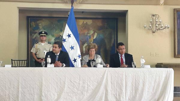 anticorruption's tweet photo. .@ASJHonduras and @anticorruption sign transparency agreement with government of #Honduras: http://t.co/jPYbdSsHPG http://t.co/HkUdett2Pl