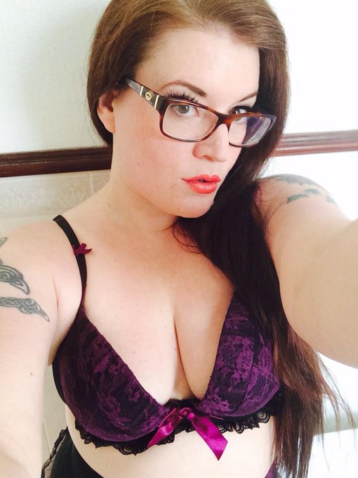 Pale skin, #sexy red lips and lots of #cleavage! http://t.co/3IYhhgohyn<a href="/tag/sexy"class="tags">#sexy</a><a href="/tag/cleavage"class="tags">#cleavage</a>