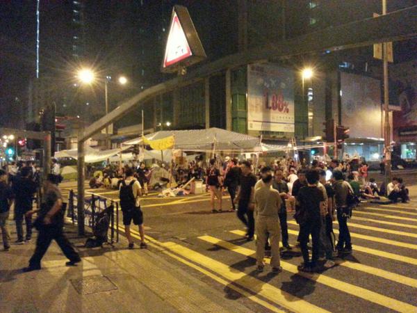 UmbrellaInfoCen's tweet photo. 0438 旺角大台現場估計有約百餘示威者及廿多名警員，現場氣氛輕鬆，有民眾小組討論 #OccupyCentral #OccupyHK #UmbrellaRevolution #UmbrellaMovement http://t.co/z7pOvYiMt2