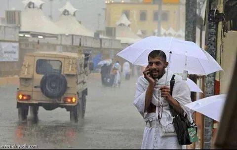 MustafaHosny's tweet photo. عندما يجتمع اتنين من اكتر اسباب السعادة ... الامطار وقت الحج :) #نفسى_احج http://t.co/3S9gPMVroW