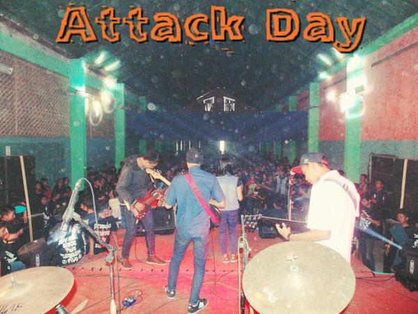 BDLpoppunk's tweet photo. Attack Day http://t.co/fxOU3XjOgI