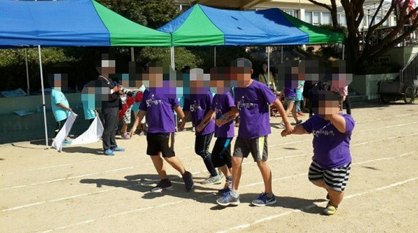 mindgood's tweet photo. 한 초등학교 가을운동회에서 몸이 작고 뚱뚱해 늘 꼴찌만 하는 친구를 위해 결승점을 앞두고 다른 4명이 갑자기 멈춘 후 함께 손잡고 들어오는 모습. 그동안 놀림을 받던 맨오른쪽 친구는 고마워서 울고.감동입니다. http://t.co/RSutCF8IPC