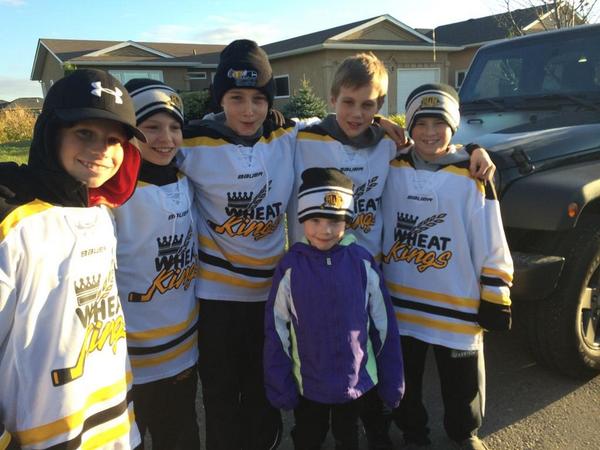 AAPWWHEATKINGS's tweet photo. Peewee AAs out fundraising selling chips for Halloween. #teambuilding http://t.co/Ci01YG3pHe