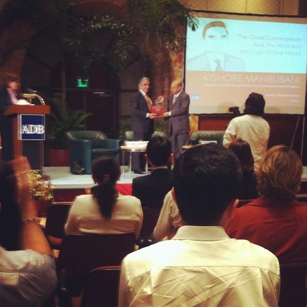 vivaciousviva's tweet image. #GreatConvergence #booktalk by #KishoreMahbubani at #ADB #Philippines @LKYSch 
vivaverb.blogspot.com/2014/10/great-…