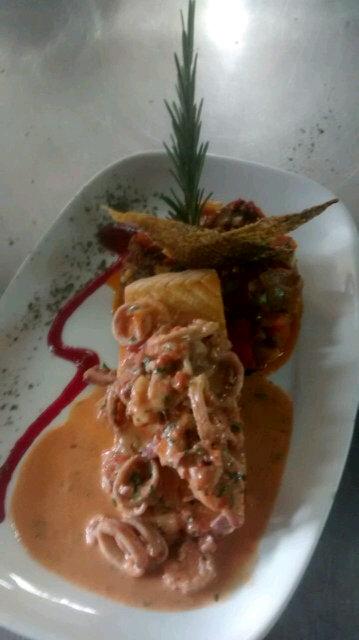 Gioachef80's tweet photo. Salmón en salsa marinera acompañado con Ratatouille @JesusLozada @Alejococinero @kiko1087 @CocinayVino @coctel360 http://t.co/w3KZv3m0or