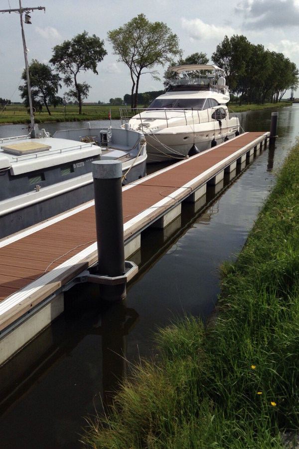 Nieuwe Walcon steigers voorzien van <a href="/DuraComposiet/">Dura Composiet</a> dekdelen.