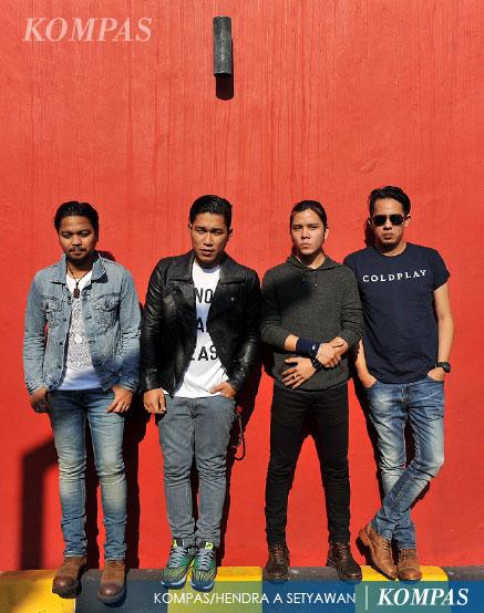 hariankompas's tweet photo. Armada @band_Armada : ”Popularitas Itu Hanyalah Bonus Pekerjaan Kami” #KompasFoto #hal33 #KompasKita http://t.co/u8MHwa62yM