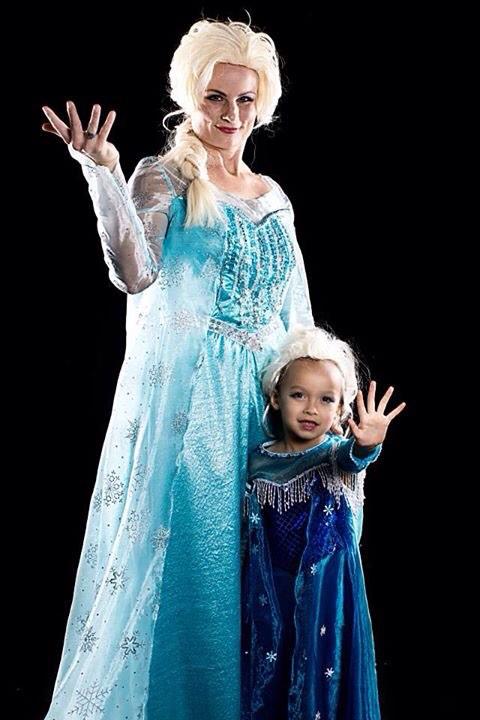 ViolaStrepitoso's tweet photo. Mother-Daughter Elsa cosplay. @Sonnet130 @alamocitycon #accc #accc2014 #alamocitycomiccon #elsa #cosplay #ComicCon http://t.co/czAm7NsWNu