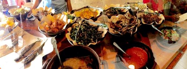 Menu masakan asli Ambon @ Rumah Beta, Ambon #FN11
<a href="/Bung_Sammy/">Sammy Saptenno</a> <a href="/lidya_kriuk/">Lidya veronica</a> <a href="/silalahipalty/">PaltyOsfred Silalahi</a>