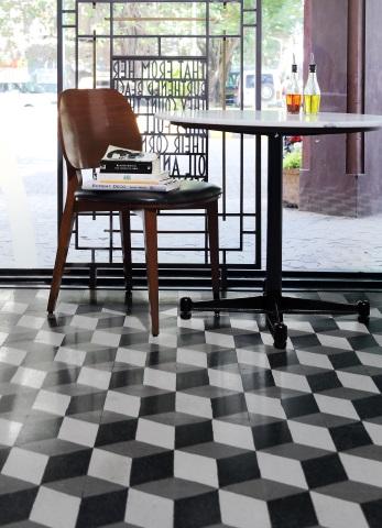 bharatfloors's tweet image. #Heritage™:3D pattern tiles in Black and White used at Pizza Express restaurant, Mumbai. Architect : Ayaz Basrai