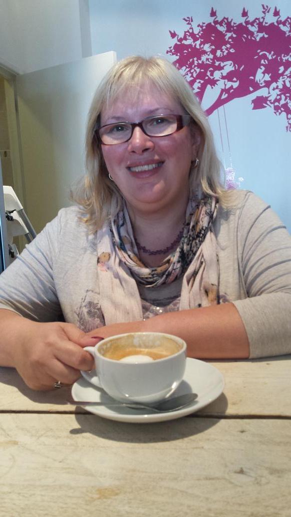 MillyBateson's tweet photo. Mother and daughter time in Brentwood kitchen :) http://t.co/yRpybXQRM3