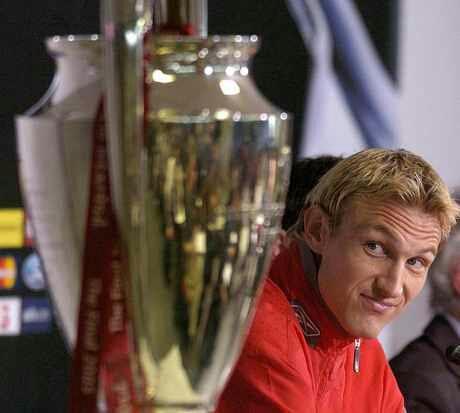 Happy birthday to our 2001 treble winning captain and defending legend, Sami !!   