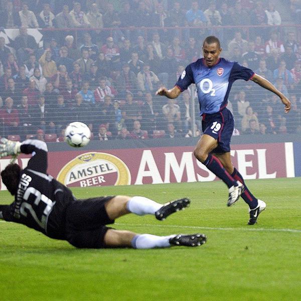 Happy birthday to former Arsenal midfielder Gilberto Silva. The Invincible turns 38 today. 