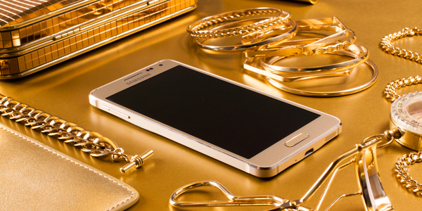 SamsungMobile's tweet photo. Here's a phone that also syncs to your fashion sense. Match with the gold #GALAXYAlpha. http://t.co/sp8H6f5P1e