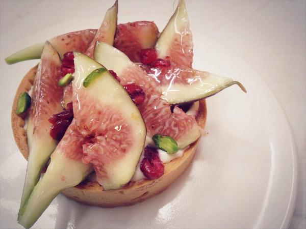 햇살 좋은 가을날! 너무 금방 지나갈까봐 항상 아쉬워요.. 오쁘띠베르 무화과 타르트도 그렇답니다~ 생과일타르트 중에서 철이 가장 빨리 지나가는 부드러운 무화과타르트~(ToT)